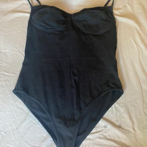 Svart body  - Svart body med kupor/detaljer vid brösten. Aldrig använda och är i fint skick. Bomulls material och jävligt skön 