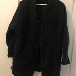 Kappa från topshop - Kappa från topshop, rak modell, går nedan för rumpan precis på mig som är 169