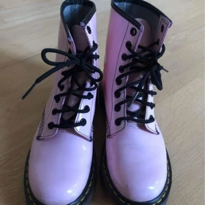 Söker Dr. Martens i storlek 39-40 - Jag söker DR.MARTENS i storlek 39-40 rosa eller lila 💜💖 