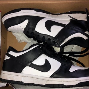 Nike dunk panda - Säljer mina fina Nike dunk panda som är använda vid 5 tillfällen. Vill bli av med de fort då jag inte har plats för de så kan sälja ganska billigt!💛 möter gärna upp!
