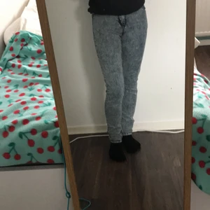 Jeans - Unika jeans med skitball färg! Märket är Cheap monday och de är som nya och aldrig använda! Skriv privat för uppstående frågor:)