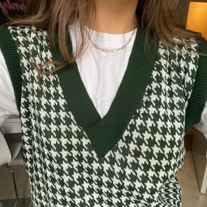 Rutig oversized slipover/sweater vest - En grönrutig oversized slipover/sweater vest från NaaNaa i storlek S/M. Köpt från Sellpy, aldrig använd. Mycket fint skick. Bild 3 visar färgen på bäst sätt. Skriv för fler bilder eller hör av dig om du är intresserad! 