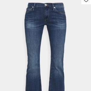 As snygga True Religion jeans som är lågmidjade o är i  W28. Säljer då de var lite för små för mig. Lappen är avklippt men är säker på storleken då jag såg den innan. Kan skicka bättre bild genom medelande❣️ Köpt för 1999 men säljer för 600 