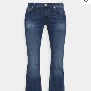 True religion lågmidjade jeans 28 - As snygga True Religion jeans som är lågmidjade o är i  W28. Säljer då de var lite för små för mig. Lappen är avklippt men är säker på storleken då jag såg den innan. Kan skicka bättre bild genom medelande❣️ Köpt för 1999 men säljer för 600 