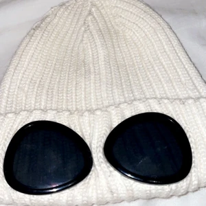 Cp company mössa - Vit cp company mössa fint skick inga skador