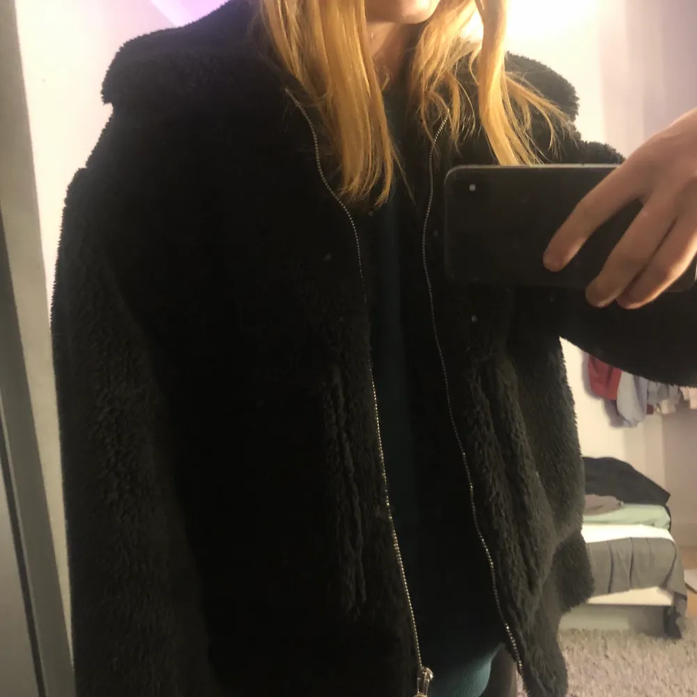 Jätte skön och snygg Teddy jacka nu till vintern. Snygg i passformen och den är varm så funkar till vintern🥰. Takit.