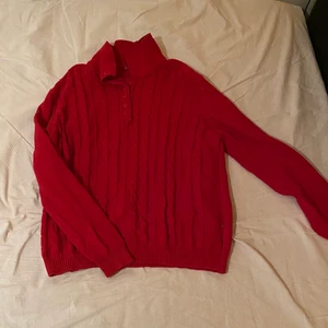 Tröja från OLÉ - Storlek Xl men fint oversized. Inga trådar som hänger ut eller liknande. Fyra knappar som går att knäppa upp.