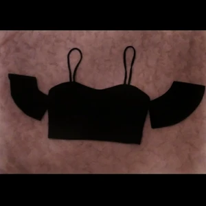 Sör volang top! (Justerbara snören) - •KOLLA BESKRIVNINGEN FÖR PRIS OCH ANNAN INFOMATION. Kontakta vid intresse av köp. Ha en bra dag!😊