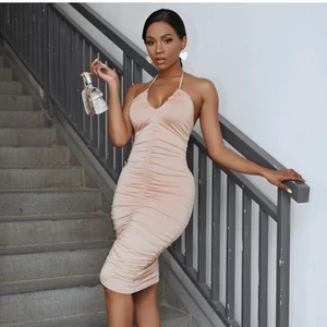 Beige kläning  - Söt kläning aldrig använd då jag inte fick något tillfälle att bära den, det är st xs 