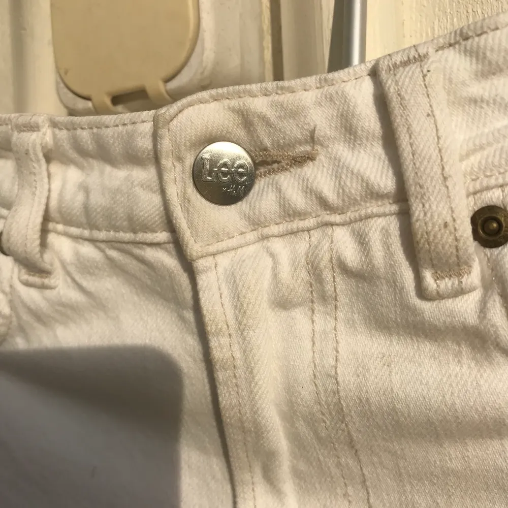 Vita raka jeans, storlek 38 från HM:s kollektion med Lee. Pris inklusive frakt. Jeans & Byxor.