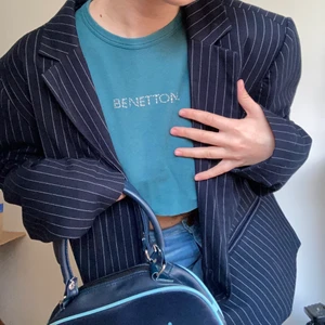 Långärmad benetton croptop - Jättefin långärmad croptop från märket benetton! Sjukt fin grön/blå färg med glimrande pärlor - 2000-tals vibb!🕺🏼 💋