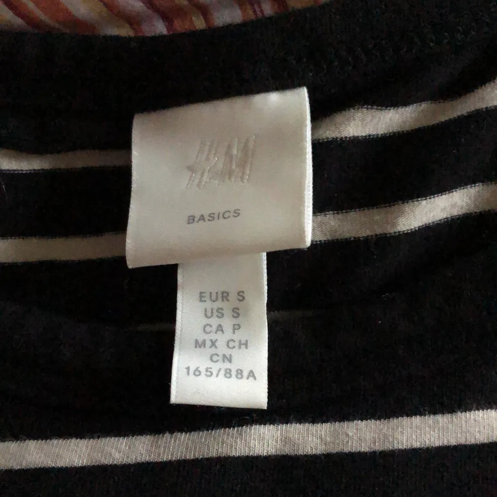 Randig t-shorts från H&m, säljer för 50kr + 24kr frakt!. T-shirts.