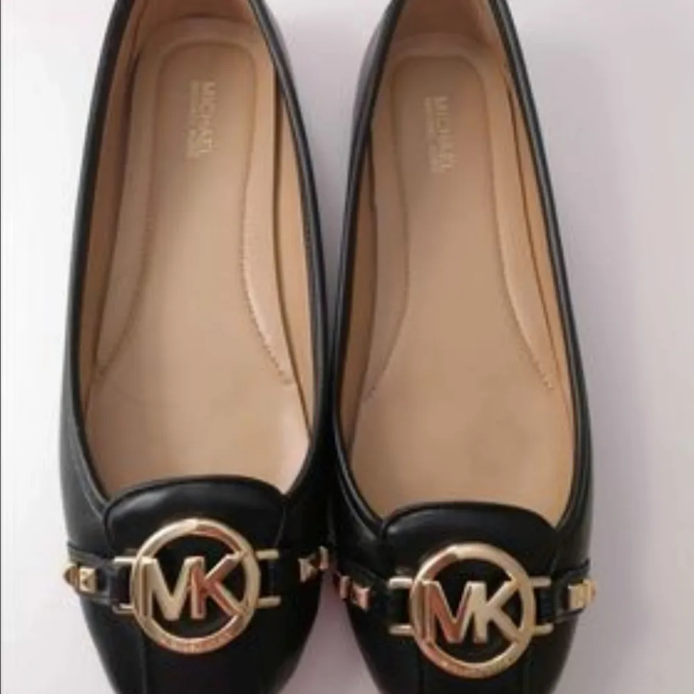 Micheal kors skø.used one time only .almost new .size 39+40 for both. Skor.