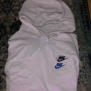Nike hoodie  - Den är 10/10 i skick och riktigt snygg. Ångrade köpet då den kosta 700kr. Säljer den för 350kr.