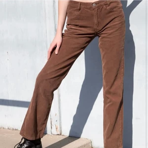 Bruna jeans  - Säljer mina trendiga bruna jeans från brandy melville, använd ett få tal gången!! Super bra skick 🤎🤎