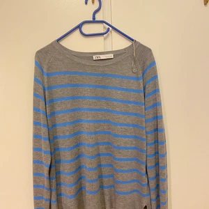 Zara tröja - Säljer denna Zara tröja i storlek L!!🤍 Använd fåtal gånger. Jag brukar normalt ha S/M och på mig sitter den lite oversized💞