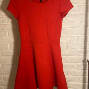 Super fin röd klänning använd ett får tal gången men inga fläckar eller annat 