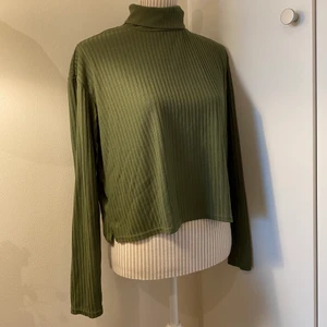 H&M TRÖJA - Långärmad tröja i strl M sitter oversized på mig som bär S. Liten slits vid sidorna💖