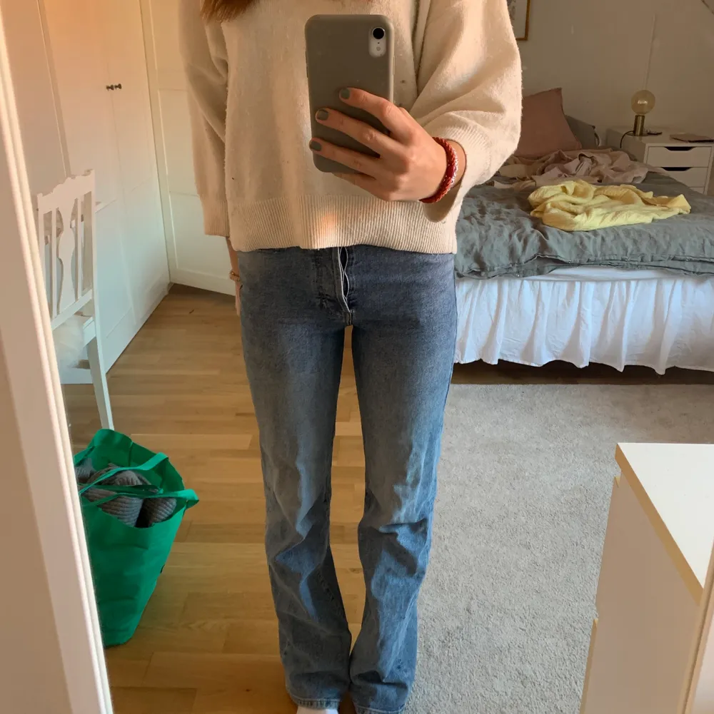 Fina blåa jeans! Sitter bra i längden på mig som är 173 cm💕. Jeans & Byxor.