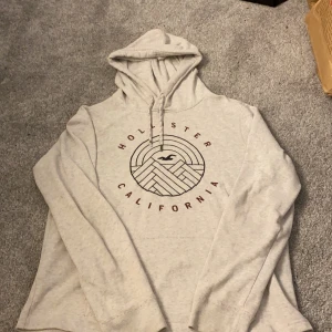 Hollister  - Grå hollister hoddie storlek S passar M med sitter skit bra är skit snygg😍 ni får betala frakt 