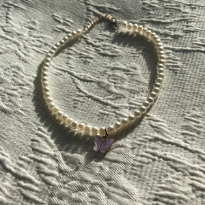 Halsband ~ pärlor - Jättefint halsband! Har inte riktigt hittat användning för detta jättefina halsbandet men hoppas andra gör! 💓(Handgjort)