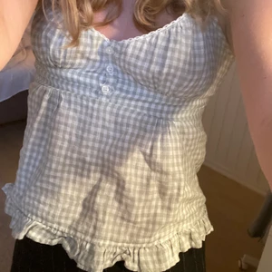 Brandy Melville Topp - Grön rutig Brandy Melville topp köpt här på plick! Säljer då den ej kommer till användning💘 Perfekt sommar topp💝💝