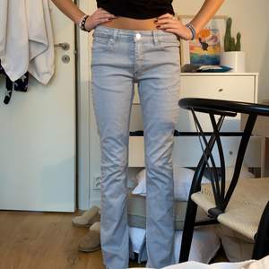 Acne jeans som liknar de populära ifrån zara! Innerslits och ingen bakficka på vänster sida, frakt på 66kr