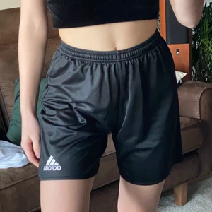 Adidas shorts  - Adidas shorts i storlek S, använda men fortfarande i bra skick. Säljer för 50 kr. Köpare står för frakten. 💖
