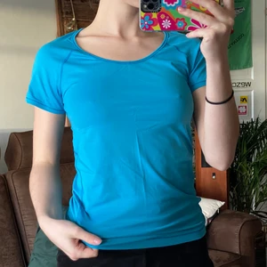 Blå träningstopp  - Blå träningstopp i storlek 36, använd men fortfarande i bra skick. Säljer för 40 kr, köparen står för frakten. 💖