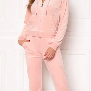 Juicy couture  - Helt nytt juicy set, använd endast en gång. Jätte fin färg pch sitter också bra. Byxor M och kofta S. 1250kr tillsammans, det går också att buda. 