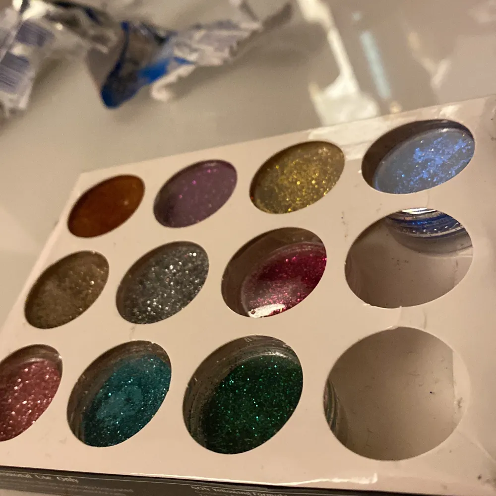Säljer glitter som har aldrig använt med olika färger! Väldigt billigt . Asusteet.