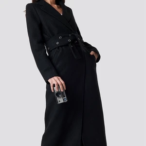 svart lång kappa - Svart lång kappa från nakd x dilara, storlek xs. Köpt för 1200 och använd max 3 gånger. Skriv om du har några frågor, köparen står för frakt :) 