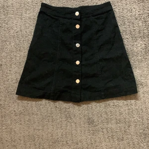 Kjol - Svart kjol med silvriga knappar 