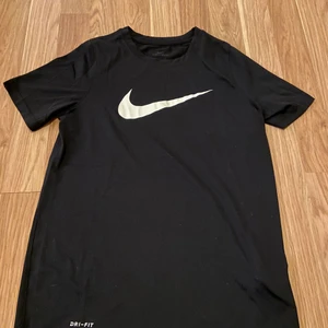 Nike tränings tröja - Svart Nike tränings tröja, helt oanvänd, köpt för 400kr säljer för 50kr + frakt. Storlek M i BARNSTORLEK så inte en vanlig M passar XS