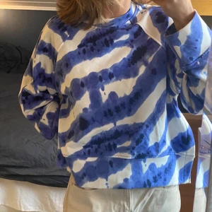 Collegetröja Arket - Säljer denna collegetröja från förra året då jag knappt har använt den! Jättefint skick! I lite kortare modell med dragkedjor på sidorna så går att justera modellen. Den är i ett tyngre material så den faller väldigt snyggt!