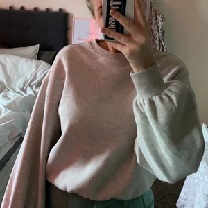 Ljusgrå sweatshirt  - säljer en ljusgrå sweatshirt ifrån carlings i storlek XS skulle mer säga S, den är nästan inte använd så väldigt bra skick!🥰