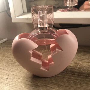 100 ml - Säljer denhär parfymen för att jag nästan aldrig använder den och den är inte riktigt min smak (ny pris 650) köparen står för frakten