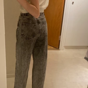 Jeans  - Snygga byxor från NA-KD, strl 36-38. Tidigare köpta här på Plick men är tyvärr lite stora för mig därav säljer jag dom. Jag är 173 cm. Fint skick 120 kr! 