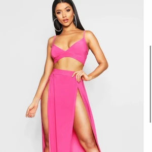 Boohoo set rosa kjol och topp  - Mörkrosa set från boohoo. Maxi kjol med 2 slitsar. Aldrig använd 