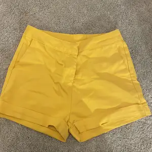 Säljer dessa gula shorts från Miss poem😊 Använd fåtal gånger. Finns fickor i sidorna. Skriv för fler bilder💕 Köparen står för frakten🌸