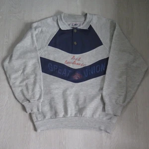 grå sweatshirt tunn - Grå tunnare sweatshirt med krage och blå detalj uppskattad XL. Passar bra som oversize om man har mindre strl :) 66 kr spårbar frakt.  Skicka meddelande vid frågor/fler bilder! Notera hål i ärmen och trasig mudd.  Notera att små defekter kan finnas då den inte är ny. Större brister nämns tydligt i annonsen/visas på bild. OBS! Bud är bindande!!!!!!!  