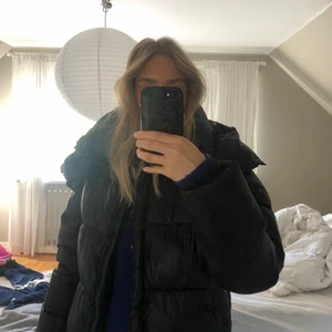 Bikbok jacka  - Hej!! Nu säljer jag den här super coola och snygga jackan!💞💞💕 ni får buda start priset är 400kr🥰🥳💕 säljer för vill ha en annan vinter jacka men älskar den! Super snygg och skön. Storleken är S💞🤩