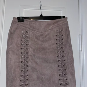 Mocka Kjol med snygga detaljer  - Kjol i mocka åt det rosa hållet med snygga detaljer på.