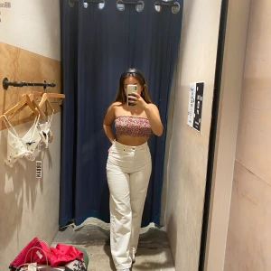 Zara jeans  - Hej! Säljer den här vita par jeans från zara pga att dem är för långa för mig som är 1,60. Dem passar säkert nån som är 1,65-170. Dem är High waist :) 