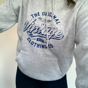 Hoodie  - Hoodie storlek L men känns som M. Använt några få gånger. 🤍 