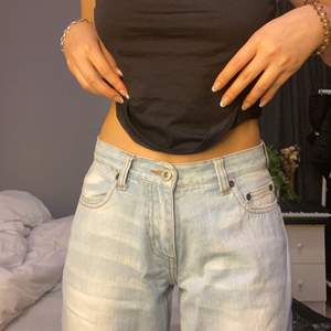 Lowrise jeans från VILA. Midjemått: 79cm , innebenslängd: 80cm, jag är ca 160. Som ex brukar jag ha 24 i monk jeans & 34 i strandivarious jeans<<3