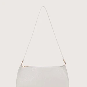 Väskor - Intressekoll på två utav mina väskor, använda ca 3gng. Köpta ifrån Shein💙 skriv vid frågor eller om ni vill ha fler bilder💙 1 för 20kr 2 för 30kr. Frakt betalas av köparen!