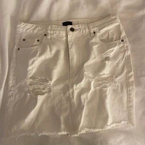 Vit jeanskjol - Vit jeanskjol från Nelly! Använd fåtal gånger, frakt tillkommer🤍🤍