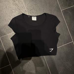 Gymshark cropped t-shirt i storlek S i fint skick förutom några små sprickor på märket.