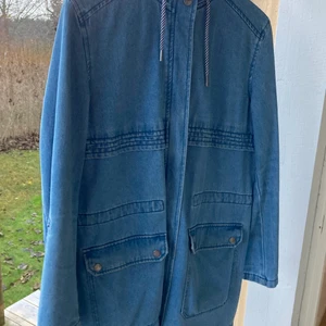 Jeansjacka storlek M  - Jeansjacka köpt på zalando för flera år sen, den har använts några gånger men inte alls ofta, och nu känner jag att det inte är min stil riktigt. Den har inga defekter alls och kanske är bäst att ha som vår eller höstjacka😊